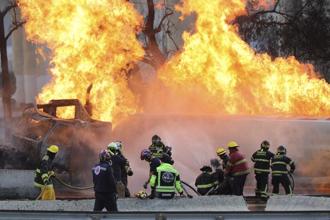 影》墨西哥氣罐車翻覆爆炸 國道成災難片現場  巴士客尖叫逃生 