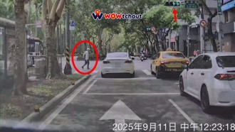 北市街頭驚見行人「碰瓷？」 詭異衝撞特斯拉後竟淡定離去