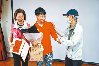 宜蘭 拾15萬不昧拒贈禮 清潔員獲表揚