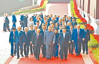 打開世界地圖 對照天安門城樓上的貴賓