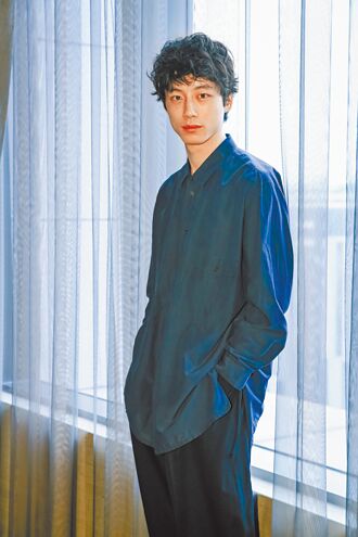 坂口健太郎爆劈腿 陷情愛蜘蛛網