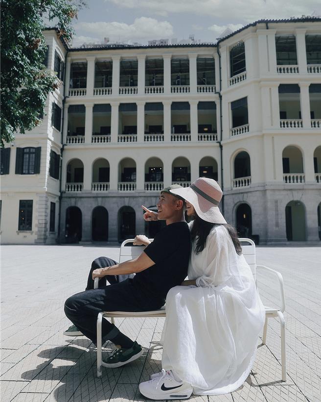 在大館兩人並肩而坐，歲月在他們身上留下自在與優雅。（攝影／余惟，港旅局提供）