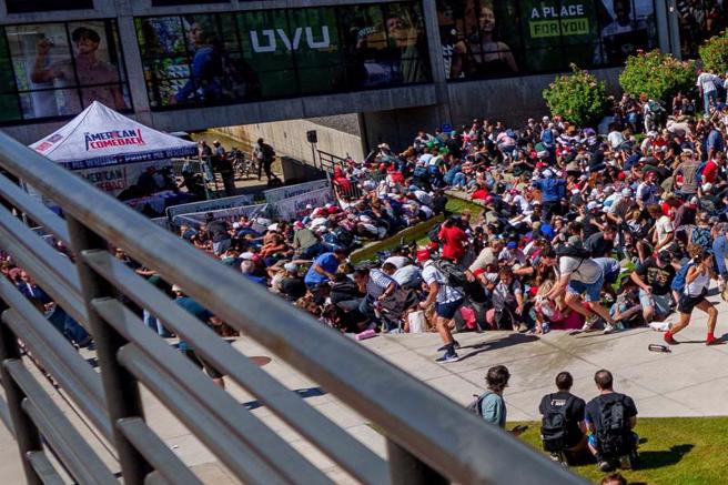 美國總統川普重要盟友保守派活動家柯克（Charlie Kirk）10日在猶他谷大學（Utah Valley University）校園遇刺後，現場觀眾四散奔逃。（路透）