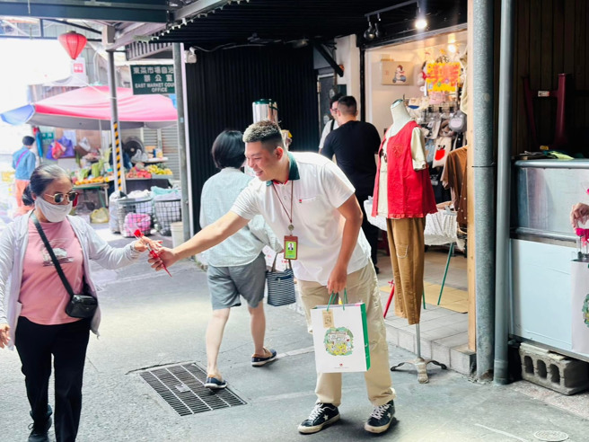 成大店專案經理吳宇麟從餐飲業轉職信義房屋，原本在手搖飲料店擔任店長，卻因疫情黯然收攤，使他決定要找一份可以更長久經營、發展性更好的工作。加入信義後，圓夢選上店主管，今年更自我成長、學會剪接短影音。(圖/信義房屋 提供)