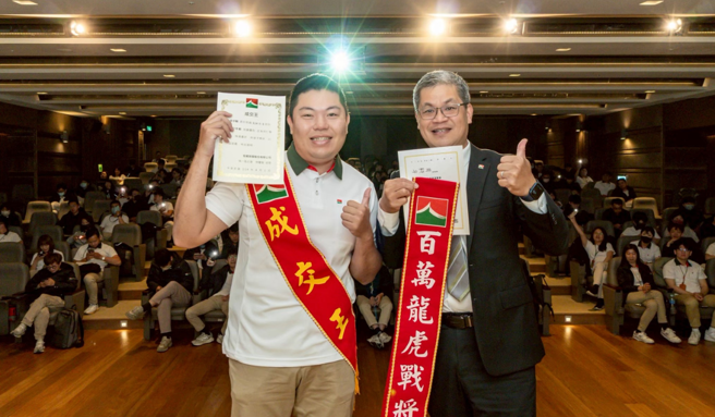 信義房屋任職5年的吳宇麟（左），在今年「圓夢」選上店主管。(圖/信義房屋 提供)