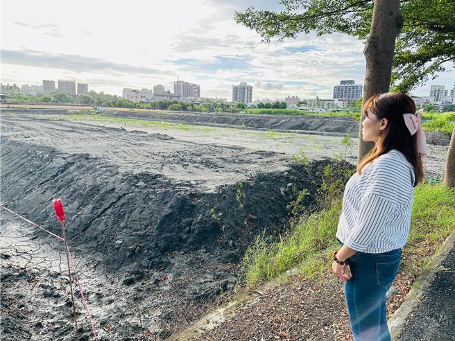 高市議員李雅靜近日接獲民眾陳情，發現大寮地區疑似有農地遭人非法回填廢棄物，痛批「高雄農地根本成為黑金的後花園」。（摘自李雅靜臉書／洪浩軒高雄傳真）