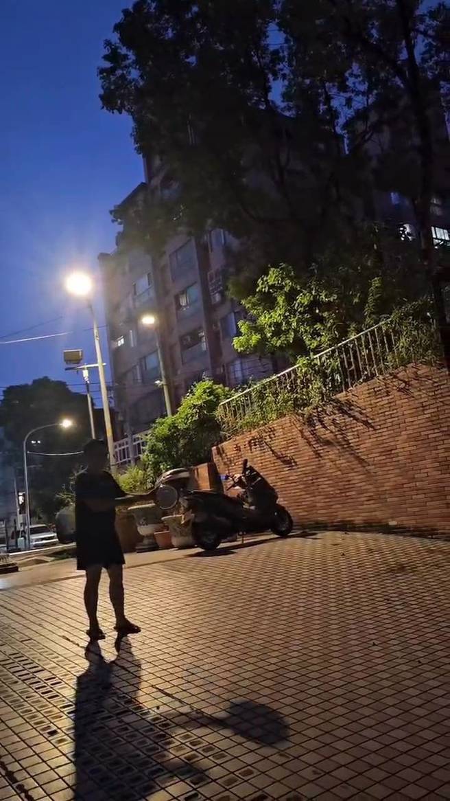 男网友拿勺子猛敲锅子，树梢上此起彼落的鸟鸣却秒安静。(网友提供)