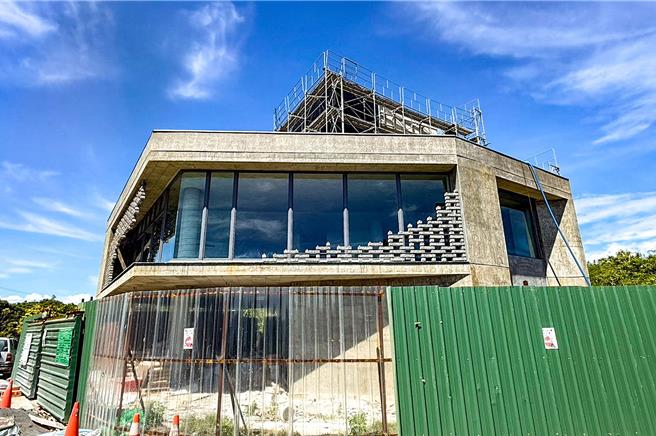 宜蘭縣壯圍鄉的「永鎮歸日之丘」可欣賞到龜山島與海景，預計10月完工。（李忠一攝）