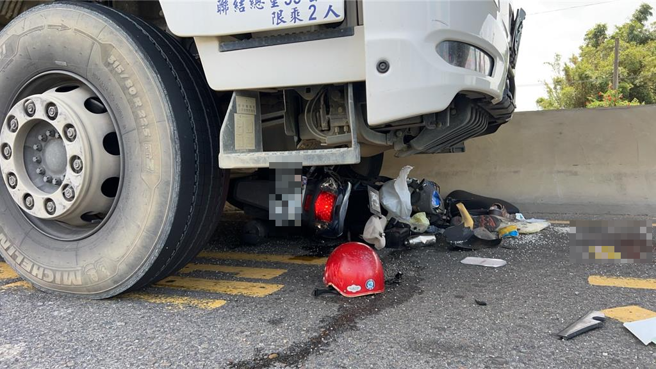 11日上午10时24分许，桃园市芦竹区南青路与宏林街口发生1起死亡车祸，82岁罗姓男子载着妻子从南青路左转驶入宏林街口时，不慎遭29岁吴姓男子驾驶的自用曳引车衝撞，罗姓夫妇当场无心跳呼吸。（读者提供）