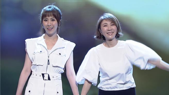 苏宥蓉（左）与李翊君合唱〈七情六欲〉羡煞眾人。（中视提供）