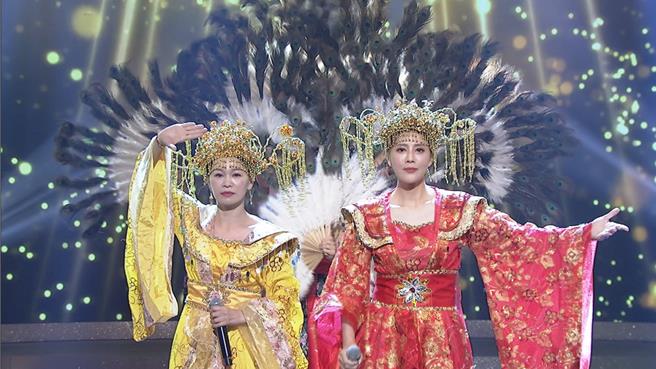 谢宜君（左）、郭婷筠携手诠释气势磅礡的〈一代女皇〉。（中视提供）