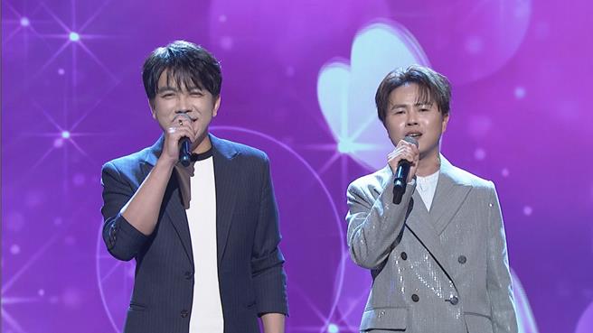 许志豪、陈孟贤对唱〈负心的人〉。（中视提供）