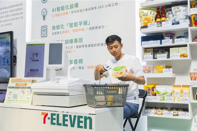 展场现场人人都可化身7-11店员体验坐着结帐，更开放目前已引进700间门市的「收银结帐友善椅」让民眾体验「坐着结帐」，率零售通路之先逐步优化超商工作情境。（统一集团提供／朱世凯台北传真）