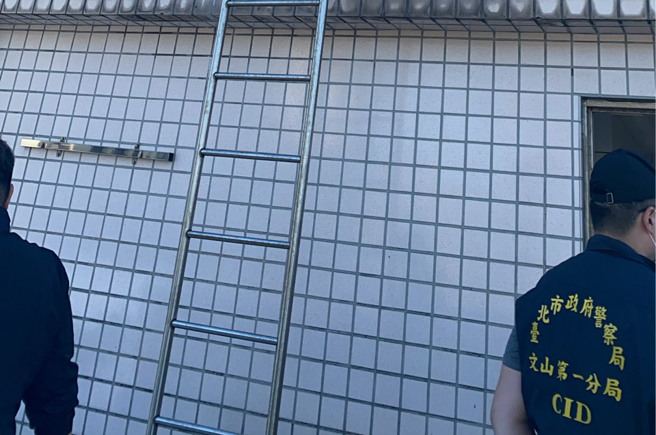 住戶因連日飲用水出現異味，11日下午請來師傅清洗水塔，不料師傅一打開頂樓水塔蓋，竟驚見一具浮屍載沉載浮，嚇得連忙報警。（圖／簡銘柱翻攝）