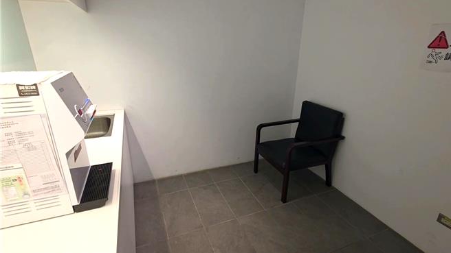 基隆市文化中心的哺乳室竟然是原本的茶水间改装，内部仅有一张椅子，连空调都没有。（张志康摄）