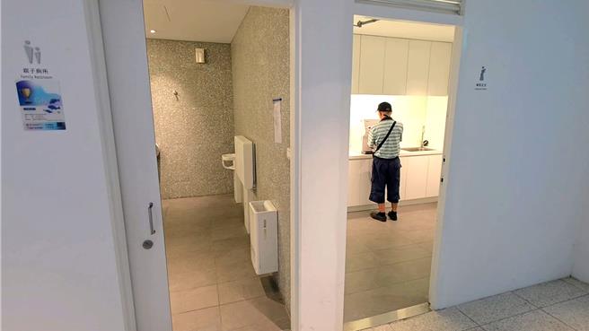 基隆市文化中心的哺乳室（右）竟然是原本的茶水间改装，内部仅有一张椅子，连空调都没有。（张志康摄）