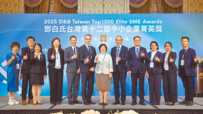 第12届邓白氏「台湾中小企业菁英奖」颁奖典礼，经济部中小及新创企业署戴婉蓉副署长（右六）、邓白氏国际首席营运长鲍文安Julian Prower（左六）、美国在台协会经济组组长冯海博（左五）、合库银行副总经理蔡佳平（右五）、中华民国对外贸易发展协会副秘书长周秀隆（右四）合影。图／合库提供