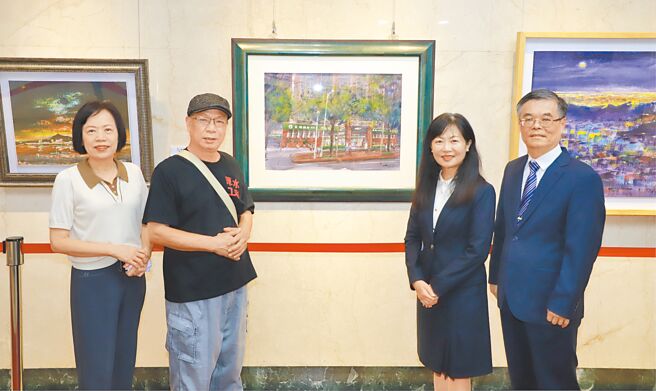 艺术家黄运祥（左二）以土地银行松山分行为题材创作并与土地银行副总经理蔡慈瑛（右二）、土地银行董事会主任秘书郑瑟琴（左一）、土地银行秘书处长程权胜（右一）合影。图／土银提供