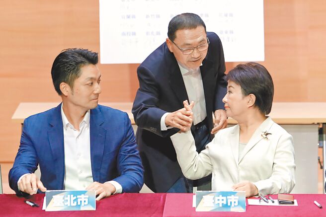 台中市长卢秀燕（右）10日召集非绿县市首长讨论如何解决《财划法》争议，台北市长蒋万安（左）和新北市长侯友宜（中）都出席。（中时资料照／黄世麒摄）