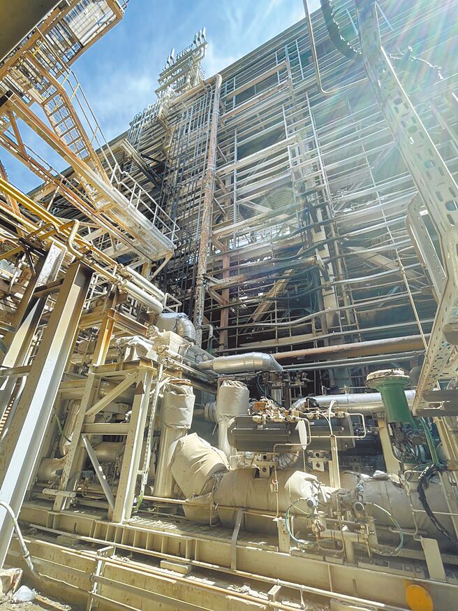 興達電廠新建燃氣複循環機組9日晚間發生火警，台電與相關工程團隊赴現場勘查，天然氣洩漏點初步判斷為新2-2號氣渦輪機天然氣加熱器下游管線法蘭。（台電提供）