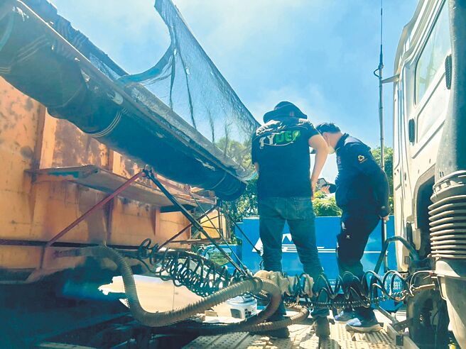 桃園市環保局7月起針對砂石車揚塵啟動源頭管制、科技執法與聯合稽查。（桃園市環保局提供／蔡依珍桃園傳真）