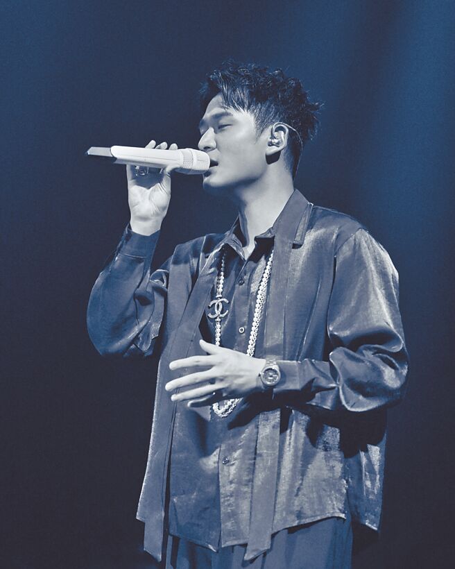 周兴哲做为压轴，现场深情演出不少经典作品。（CHANEL提供）