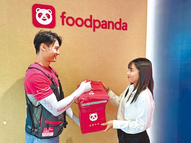 foodpanda强化外送员在运送过程的道安意识，平安地将商品送到消费者手中。（古明弘摄）