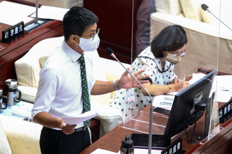 呱吉譴責「四叉貓肉搜」反遭嗆看透了！ 暴怒砸麥克風：不賺這種錢