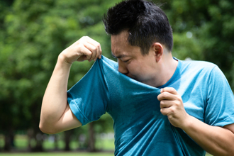 衣服穿10分鐘就飄汗臭味 達人泡檸檬酸 2步驟煥然一新