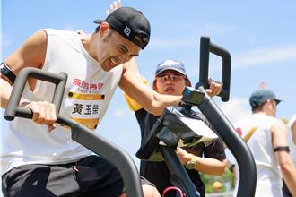 台八男星運動外景節目出意外！黃玉榮突被抬上輪椅送醫