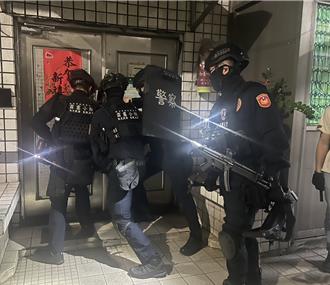 新莊民宅暗藏天九牌大賭場   警攻堅逮28人扣近200萬賭金