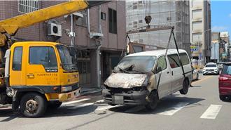 苗栗竹南箱型車路口突起火　6外籍移工嚇壞逃生