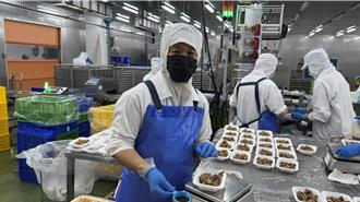 33年后重返职场 54岁妇转职食品包装工嘆：美妙到难以想像