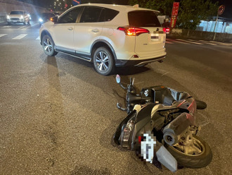 驚悚瞬間！新店休旅車突左轉　騎士閃避不及撞上左腳受傷