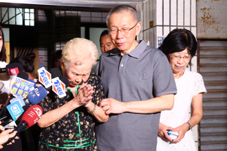 柯文哲交保发回北院更裁 柯妈：诬赖人神明会责罚