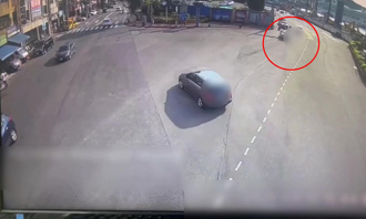 66歲駕駛突衝對向！撞小黃＋多機車 46歲騎士重傷