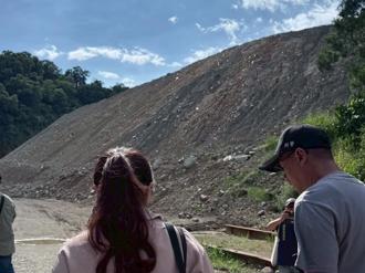 高雄大树农地遭倒废弃物 数十公尺高「垃圾山」震撼画面曝