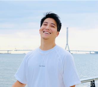 吳翔震僅穿性感內褲照流出 母鼓勵多露翹臀為粉謀福利