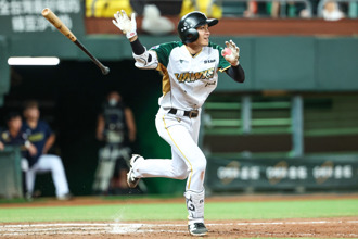 影》澄清湖球場又出包！場內驚見鐵釘 教練眼尖發現