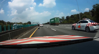 40歲女騎士闖國道！拒檢還蛇行　3輛紅斑馬攔截送醫