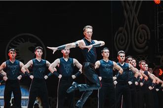 《火焰之舞》近千套訂製服裝華麗亮相 戰士群舞氣勢如雷