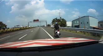 國道警匪追逐！40歲女騎士拒檢蛇行　3警車合力終攔停