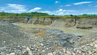 美濃被挖8巨坑 2人收押禁見