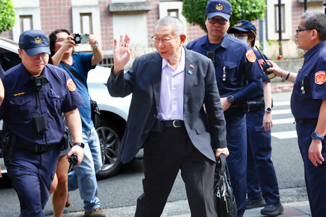 北地院審理民眾黨前主席柯文哲涉政治獻金案，11日傳訊柯文哲出庭應訊，步入北院前跟支持者打招呼。（資料照／鄧博仁攝）