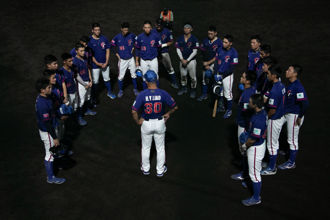 U18世界杯于日本冲绳激战，中华队昨（12日）晚在复赛首战以1比8不敌南韩，抢进冠军战机率下降，总教练廖宏渊更因换投手的1举动引发争议。（图／中华棒协提供）
