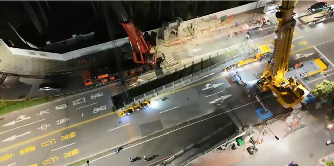 拆除過程以縮時攝影方式記錄下功成身退瞬間。（高雄市工務局提供／任義宇高雄傳真）