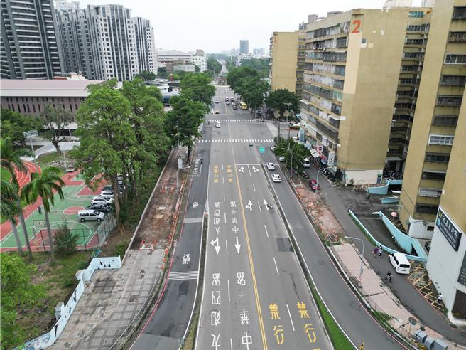 拆除工程已於今（12）日完成，並以縮時攝影方式記錄下功成身退瞬間，高市府預計導入無障礙及人本交通理念，供全齡人士均可安全通過馬路。（高雄市工務局提供／任義宇高雄傳真）