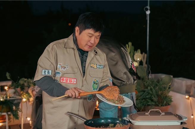 胡瓜烹飪他的拿手菜。（客台提供）