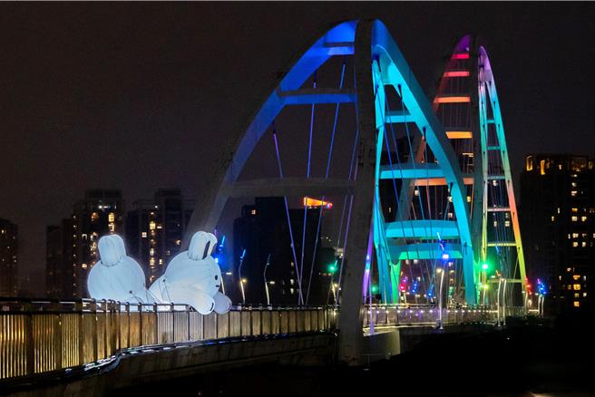 中秋節將近，新北市高灘處今（12）日公布開放六大河濱公園在10月4日至6日期間早上10時至晚上10時提供民眾烤肉，除了開放烤肉，高灘處也在新月橋設置超萌巨型「兔兔Q」氣偶，歡迎民眾前往欣賞。（圖／新北市高灘處）