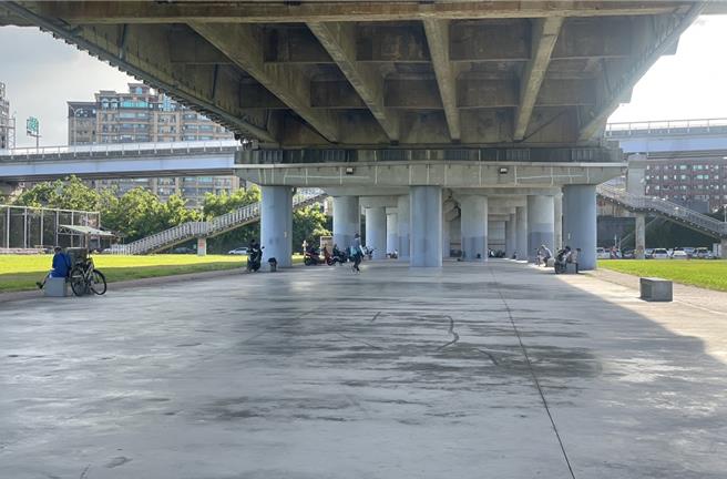 中秋節將近，新北市高灘處今（12）日公布開放六大河濱公園在10月4日至6日期間早上10時至晚上10時提供民眾烤肉。（圖／新北市高灘處）